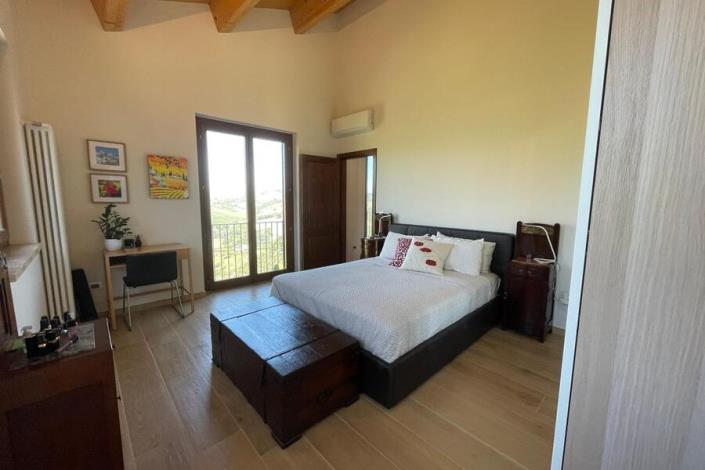 Image No.29-2 Bed Country House for sale