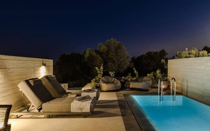 Image No.15-8 Bed Commercial for sale