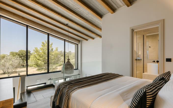 Image No.17-8 Bed Commercial for sale