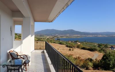 Mikri-Volvi-Vineyard-Villa-By-The-Lake-2