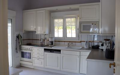 Mikri-Volvi-Vineyard-Villa-By-The-Lake-13