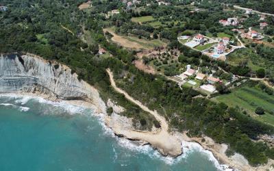 Pessada-Amazing-Coastal-Plot-3