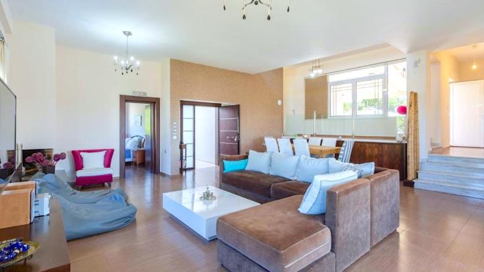 Image No.17-8 Bed Villa / Detached for sale