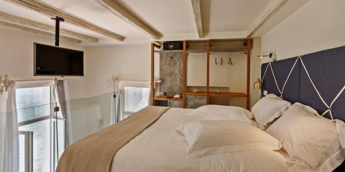 Image No.16-12 Bed Hotel for sale