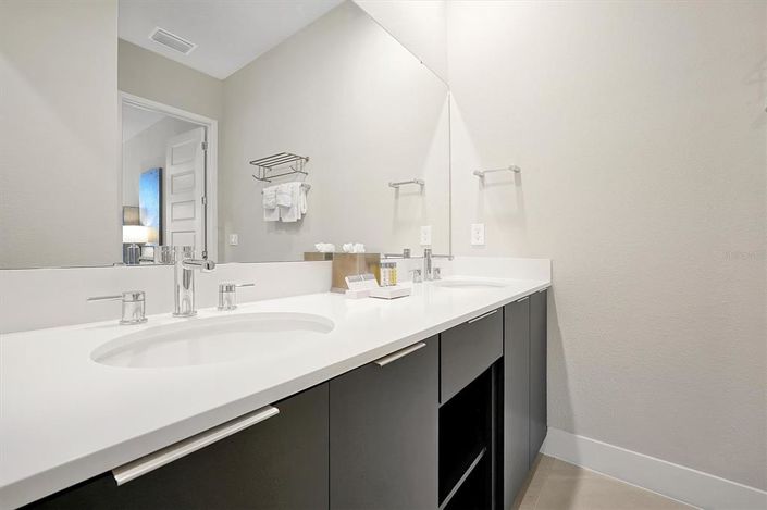 Image No.17-3 Bed Property for sale