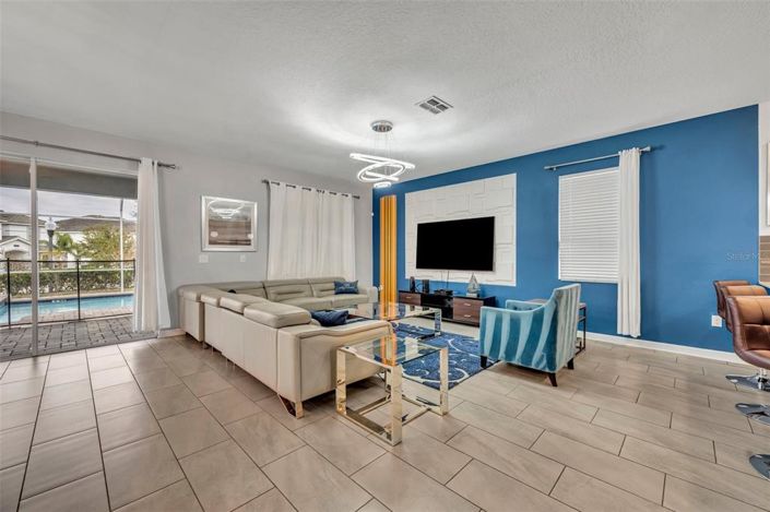 Image No.15-8 Bed Property for sale