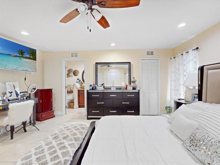 Image No.16-2 Bed Property for sale