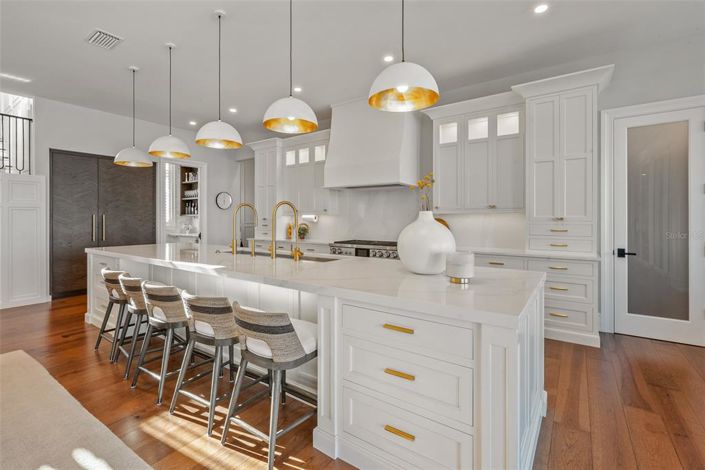 Image No.17-6 Bed Property for sale