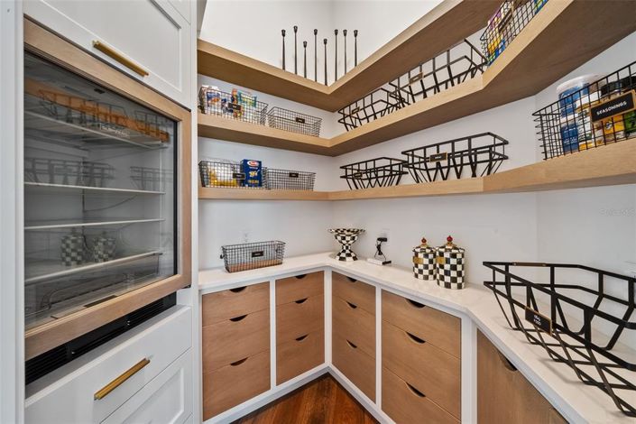 Image No.18-6 Bed Property for sale