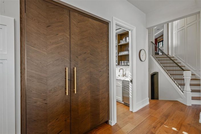 Image No.20-6 Bed Property for sale