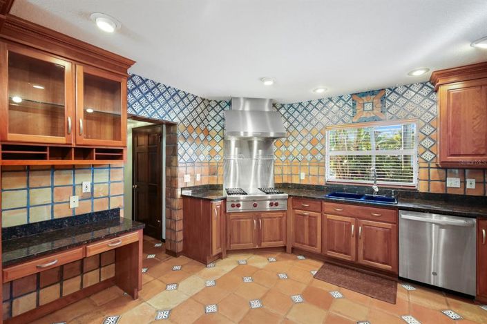 Image No.10-4 Bed Property for sale