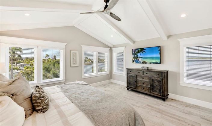 Image No.15-8 Bed Property for sale