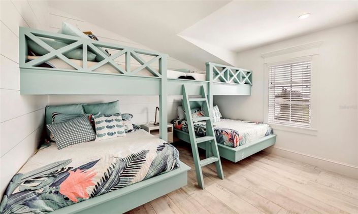 Image No.16-8 Bed Property for sale