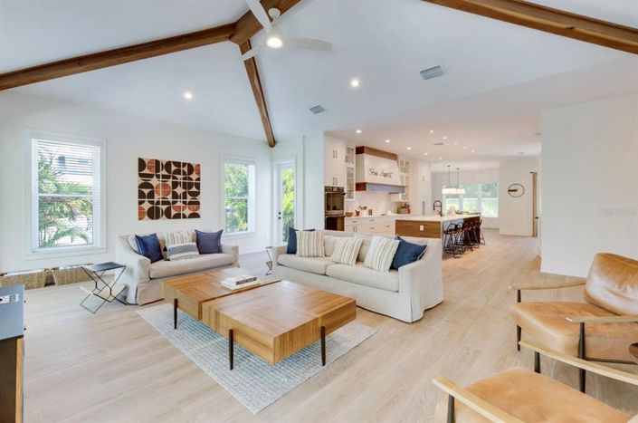 Image No.3-9 Bed Property for sale