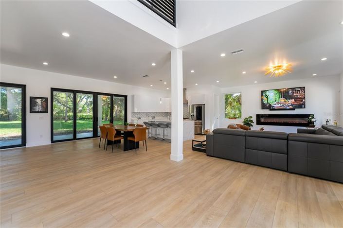 Image No.2-5 Bed Property for sale