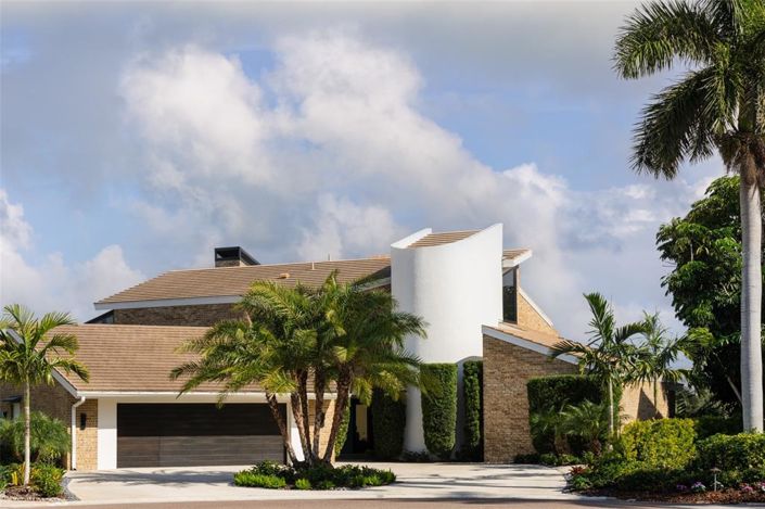 Image No.1-4 Bed Property for sale