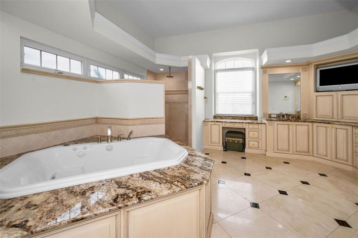 Image No.34-6 Bed Property for sale