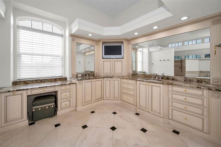 Image No.36-6 Bed Property for sale