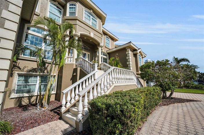 Image No.5-6 Bed Property for sale