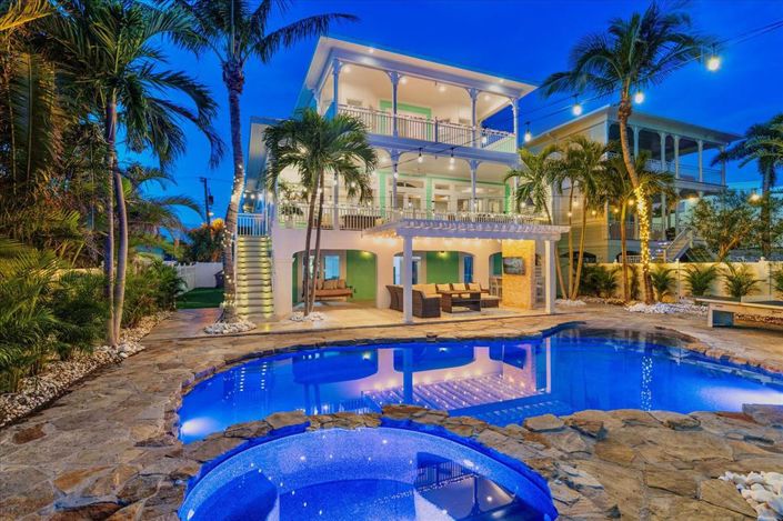 Image No.1-4 Bed Property for sale