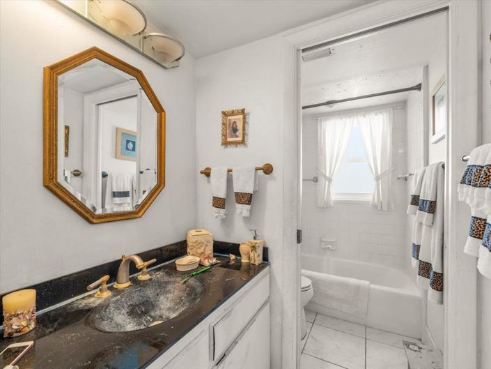 Image No.28-2 Bed Property for sale