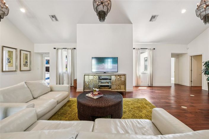 Image No.8-4 Bed Property for sale