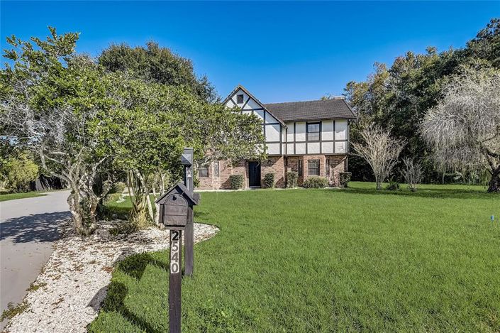 Image No.4-6 Bed Property for sale