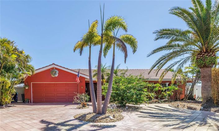 Image No.1-4 Bed Property for sale
