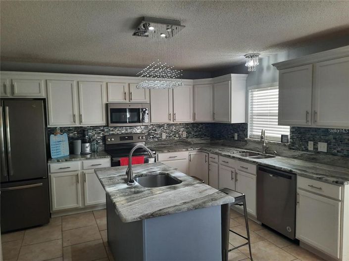 Image No.10-6 Bed Property for sale