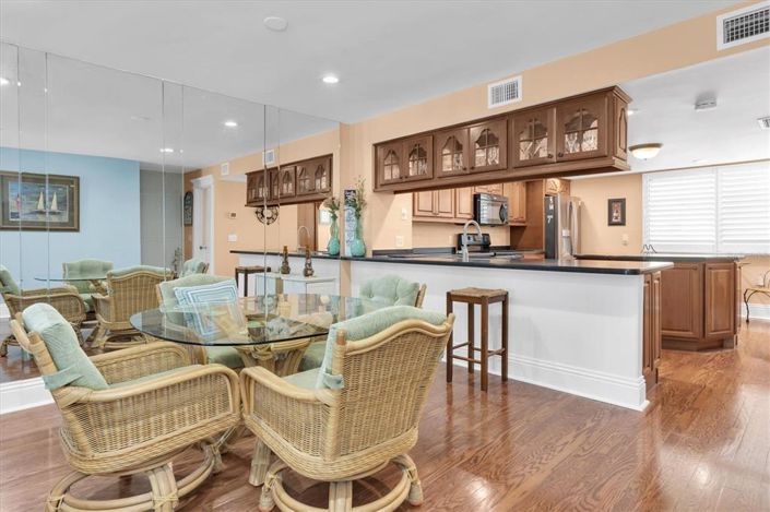 Image No.8-2 Bed Townhouse for sale