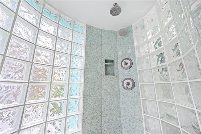 Image No.17-2 Bed Property for sale