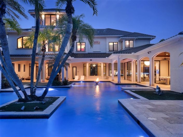 Image No.13-6 Bed Property for sale