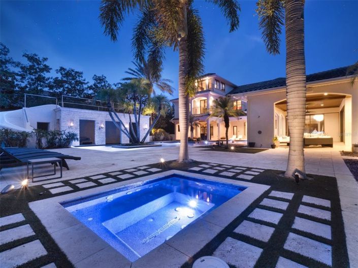 Image No.14-6 Bed Property for sale