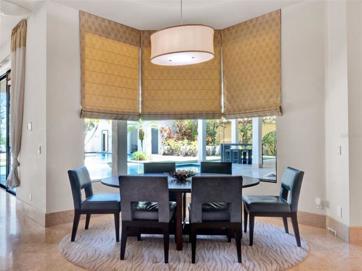 Image No.24-6 Bed Property for sale