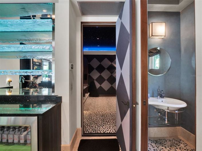 Image No.30-6 Bed Property for sale