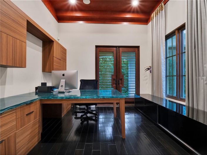 Image No.41-6 Bed Property for sale