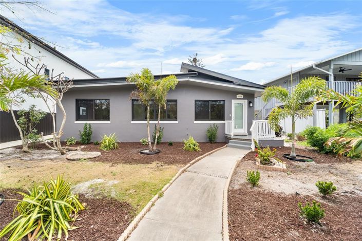 Image No.1-4 Bed Property for sale