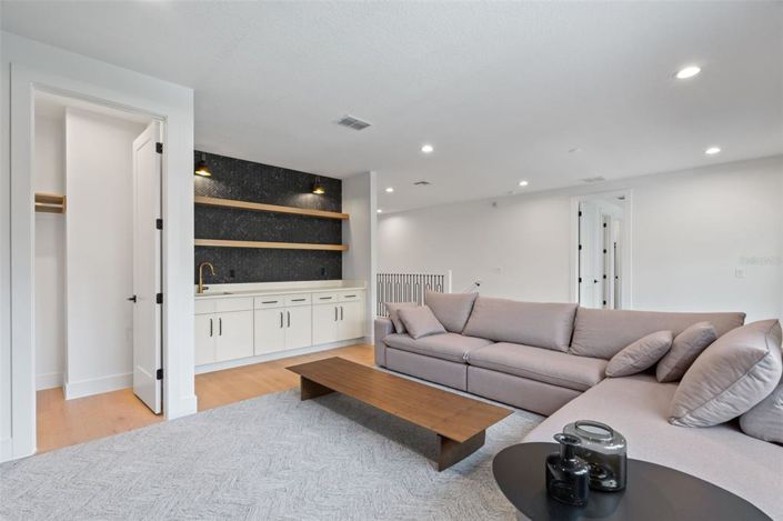 Image No.24-5 Bed Property for sale