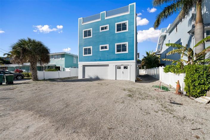Image No.1-6 Bed Property for sale