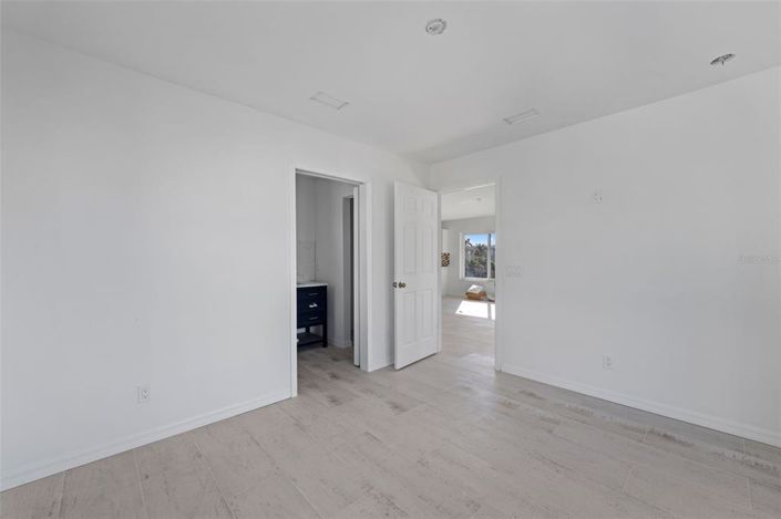 Image No.20-6 Bed Property for sale