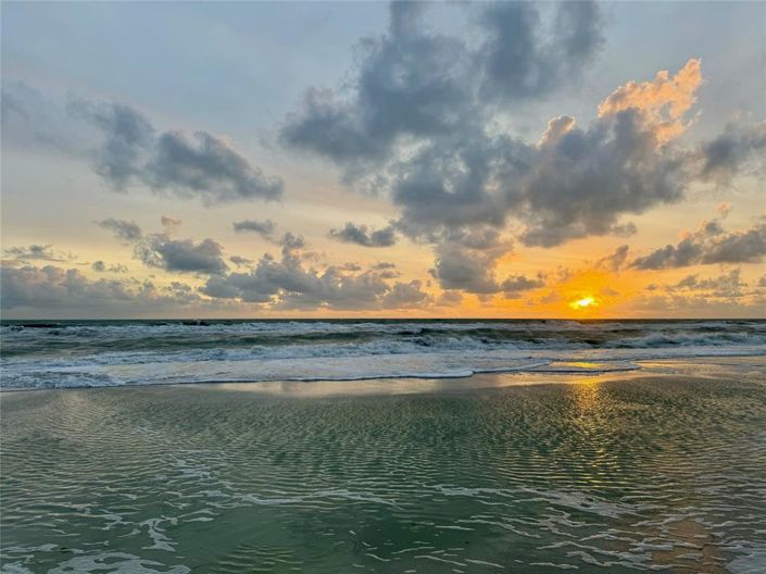 Image No.12-6 Bed Property for sale