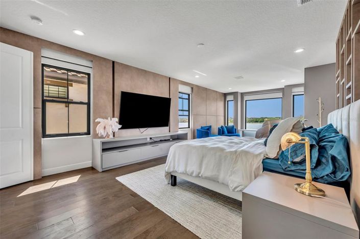 Image No.30-4 Bed Property for sale