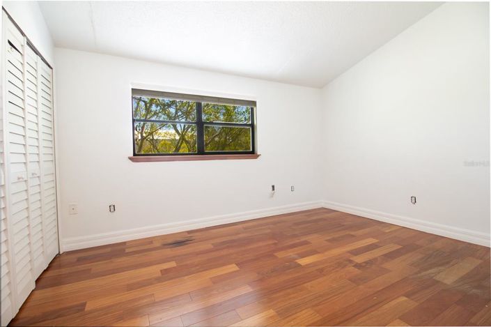 Image No.25-2 Bed Townhouse for sale