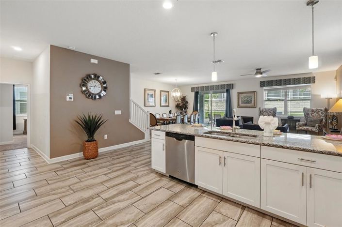 Image No.12-8 Bed Property for sale