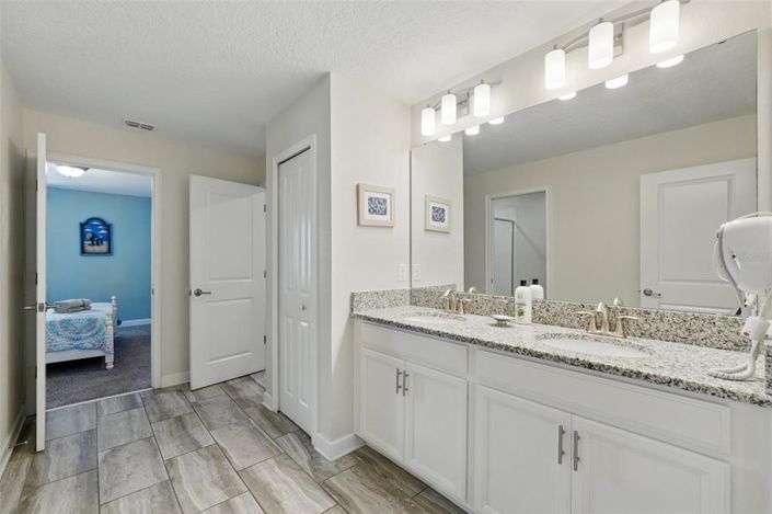 Image No.34-8 Bed Property for sale