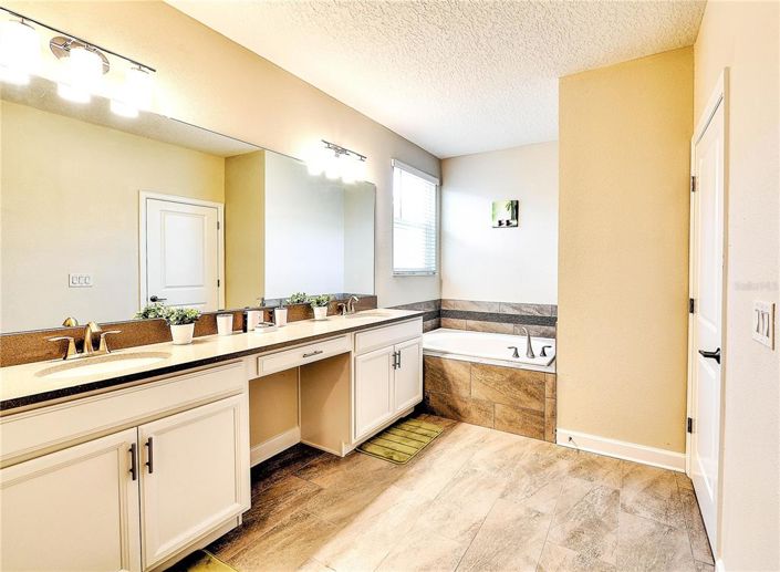 Image No.19-5 Bed Property for sale