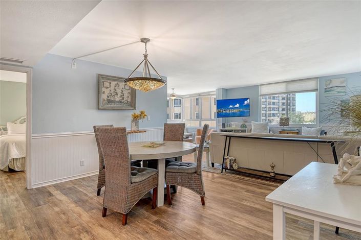 Image No.10-2 Bed Property for sale