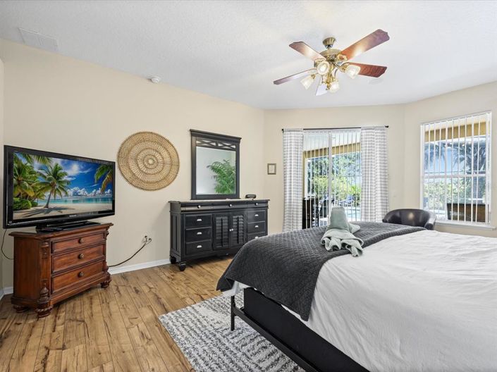 Image No.20-4 Bed Property for sale