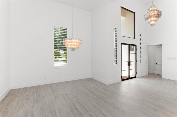 Image No.10-5 Bed Property for sale