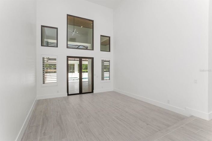 Image No.12-5 Bed Property for sale